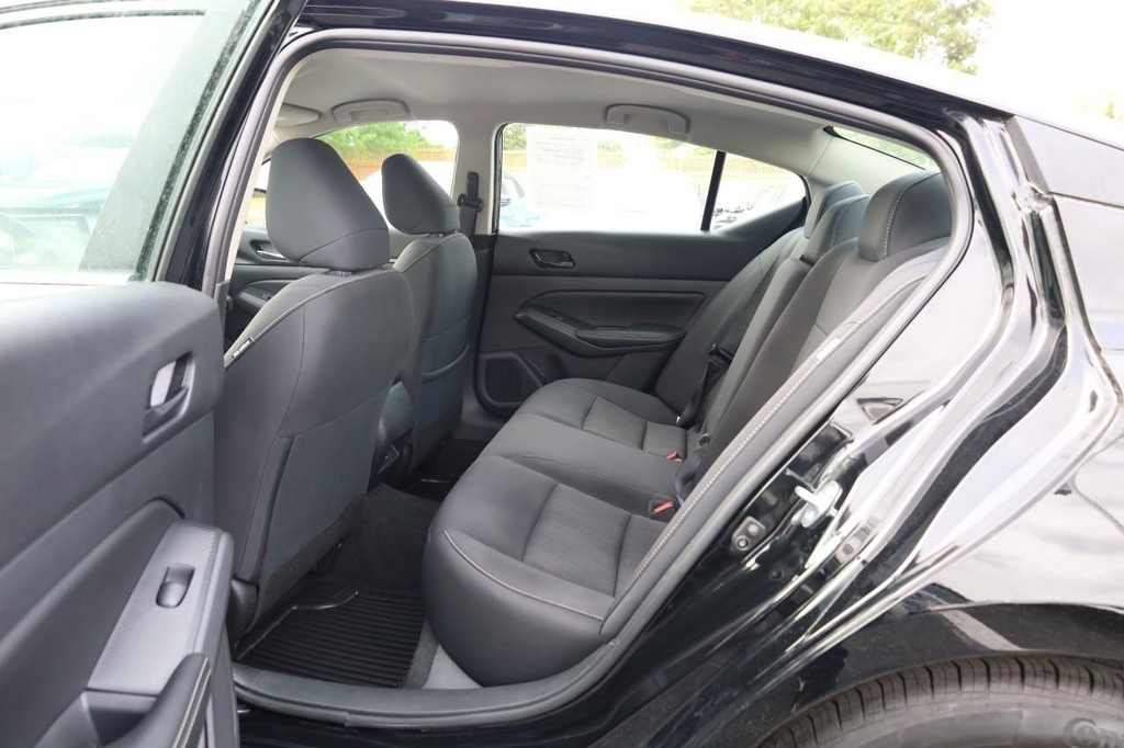 Nissan Altima Vehicle Image 19