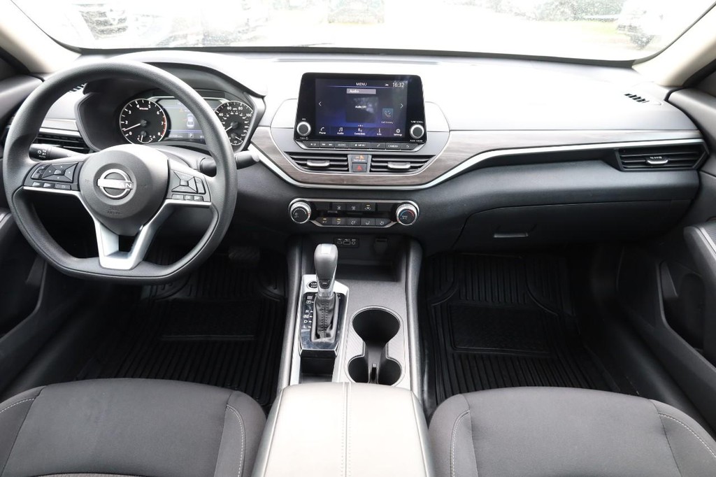 Nissan Altima Vehicle Image 21