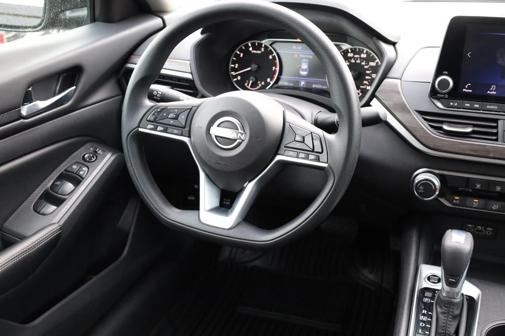 Nissan Altima Vehicle Image 22