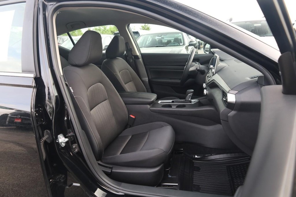 Nissan Altima Vehicle Image 23