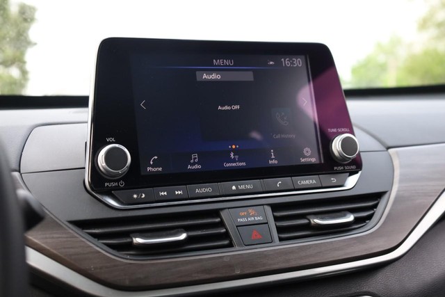 Nissan Altima Vehicle Image 11