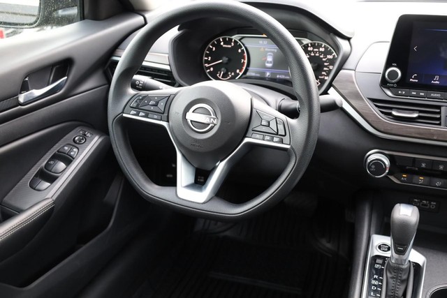 Nissan Altima Vehicle Image 22
