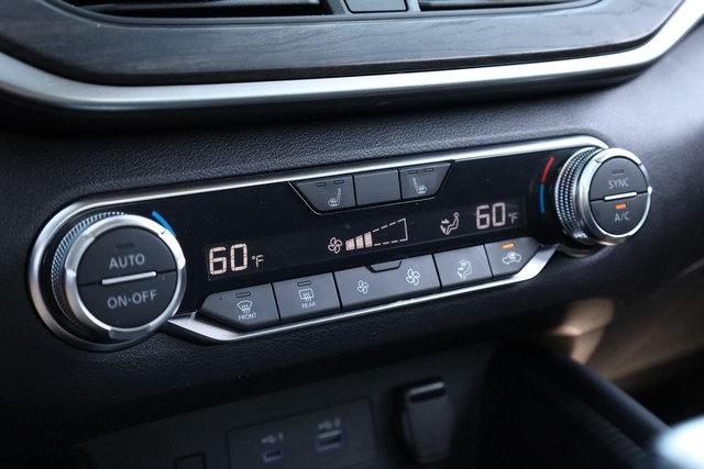 Nissan Altima Vehicle Image 14