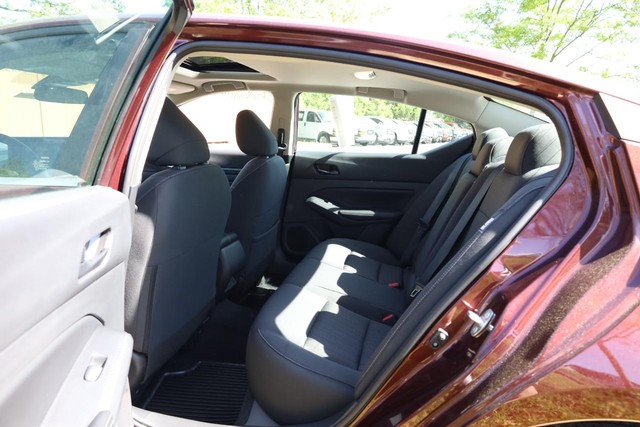 Nissan Altima Vehicle Image 20