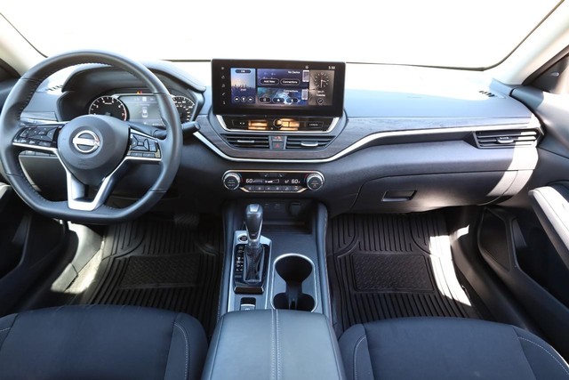 Nissan Altima Vehicle Image 22