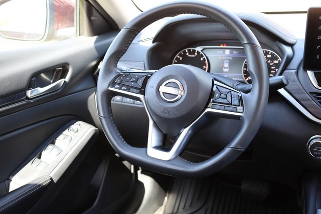 Nissan Altima Vehicle Image 23