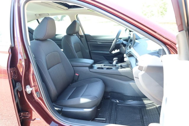 Nissan Altima Vehicle Image 24