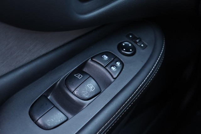 Nissan Murano Vehicle Image 17