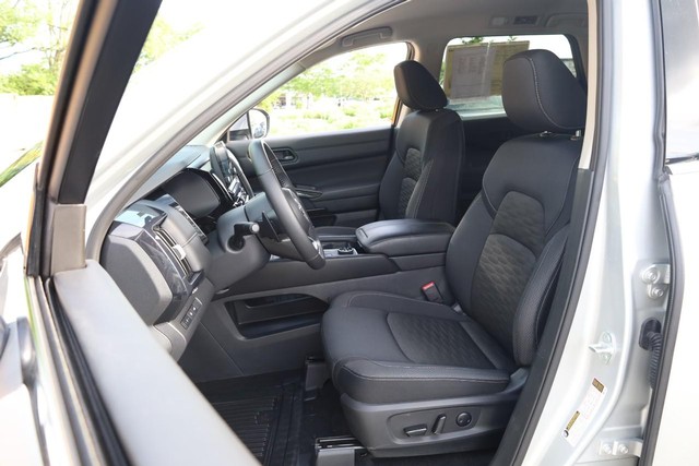 Nissan Pathfinder Vehicle Image 10