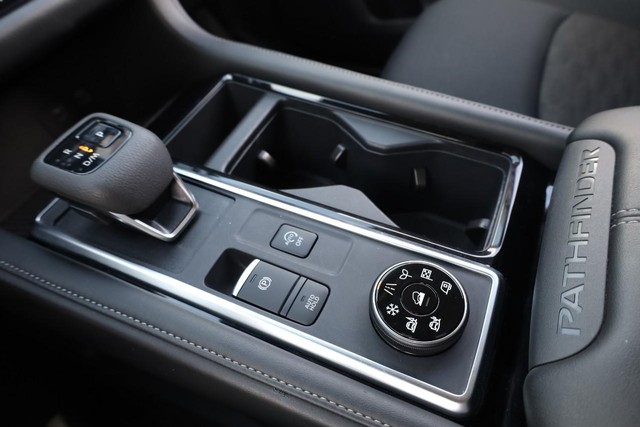 Nissan Pathfinder Vehicle Image 17