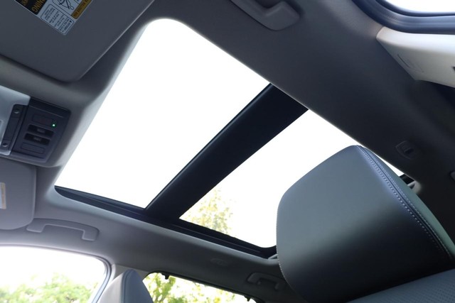 Nissan Rogue Vehicle Image 09