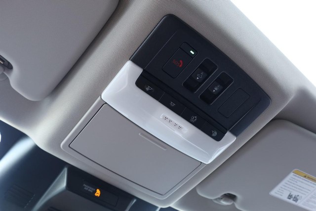 Nissan Rogue Vehicle Image 19