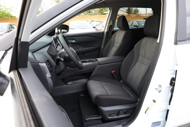 Nissan Rogue Vehicle Image 08