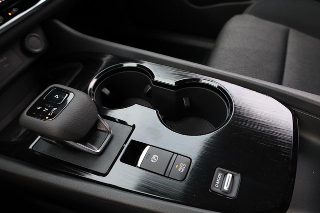 Nissan Rogue Vehicle Image 15