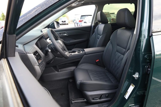Nissan Rogue Vehicle Image 08