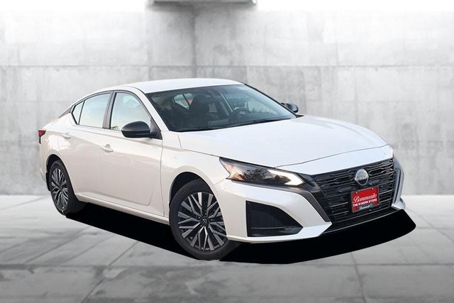 Nissan Altima Vehicle Image 02
