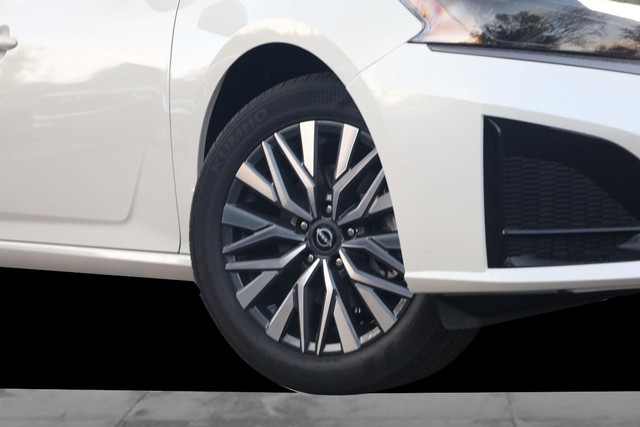 Nissan Altima Vehicle Image 03