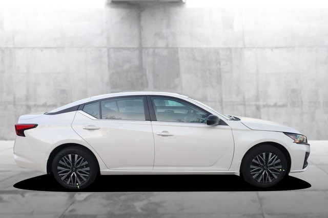 Nissan Altima Vehicle Image 05
