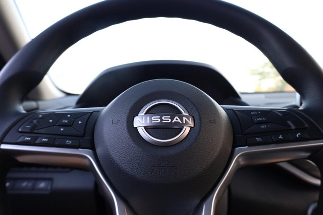 Nissan Altima Vehicle Image 09