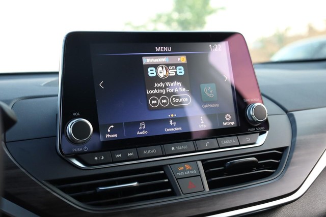 Nissan Altima Vehicle Image 11