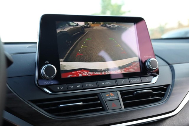 Nissan Altima Vehicle Image 12