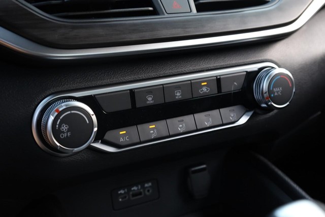 Nissan Altima Vehicle Image 13