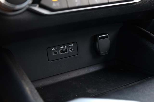 Nissan Altima Vehicle Image 14