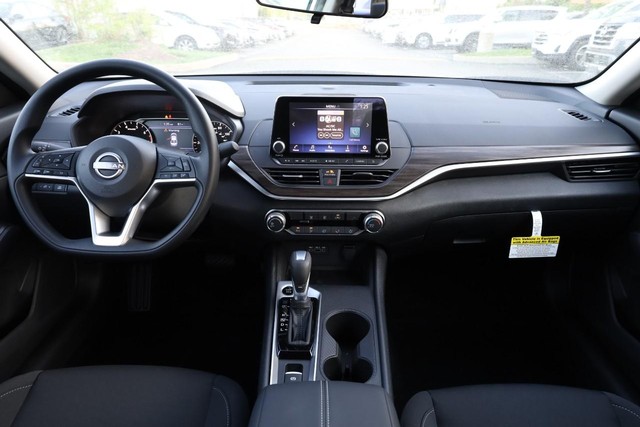 Nissan Altima Vehicle Image 20