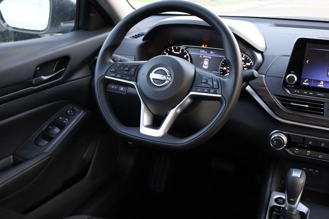Nissan Altima Vehicle Image 21