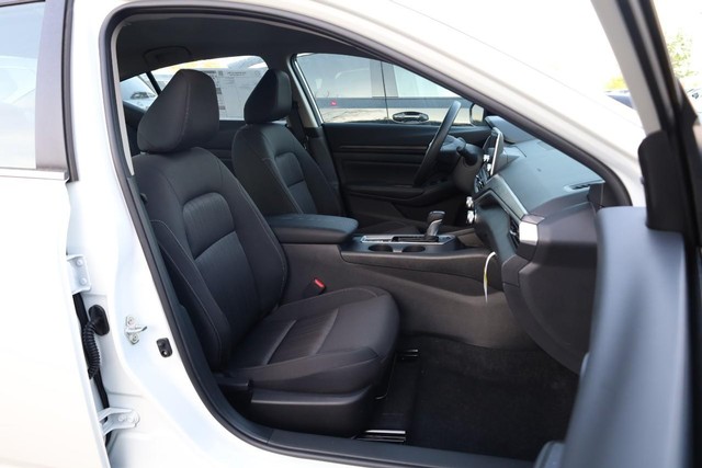 Nissan Altima Vehicle Image 22