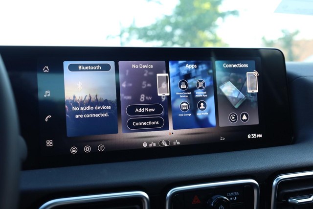 Nissan Sentra Vehicle Image 12