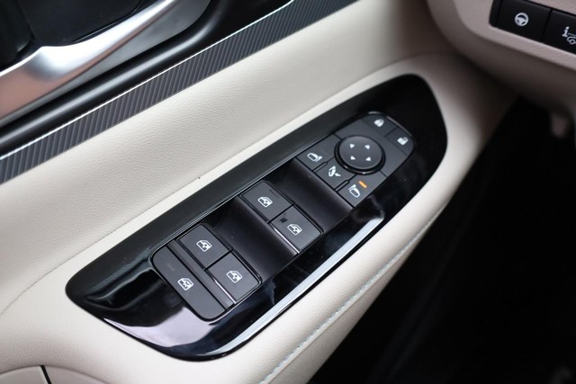 Nissan Murano Vehicle Full-screen Gallery Image 20