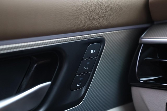 Nissan Murano Vehicle Full-screen Gallery Image 21