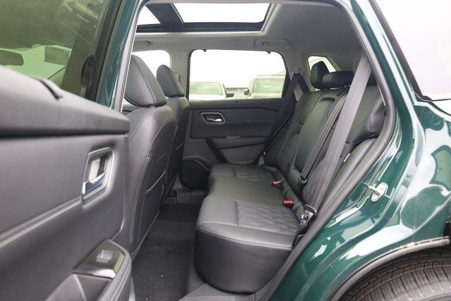 Nissan Rogue Vehicle Image 24