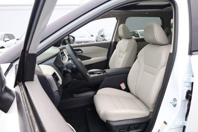 Nissan Rogue Vehicle Image 08