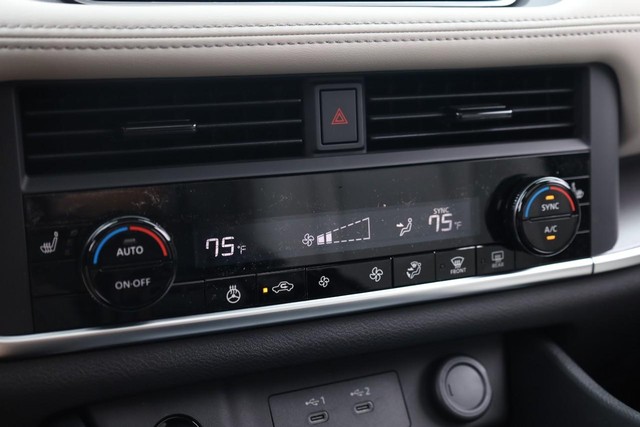 Nissan Rogue Vehicle Image 15