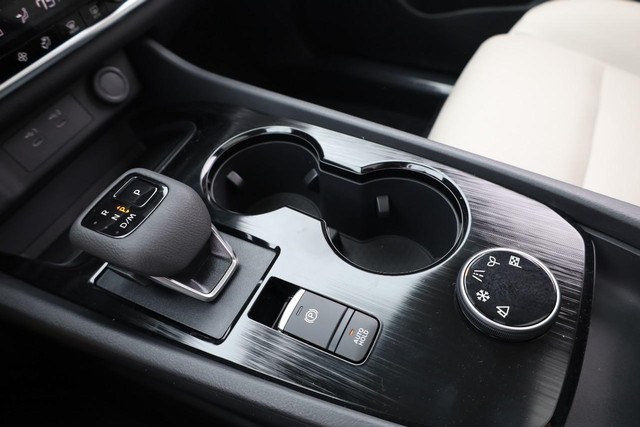 Nissan Rogue Vehicle Image 17