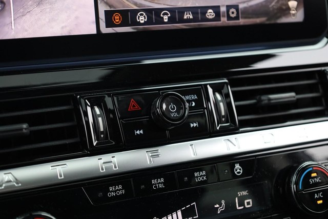 Nissan Pathfinder Vehicle Image 17