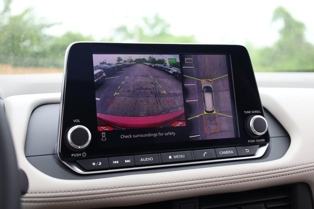 Nissan Rogue Vehicle Image 14