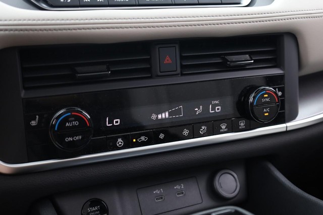 Nissan Rogue Vehicle Image 15