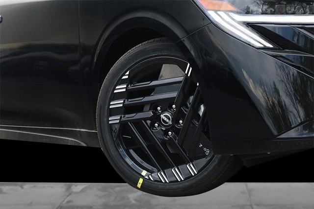 Nissan Sentra Vehicle Image 03