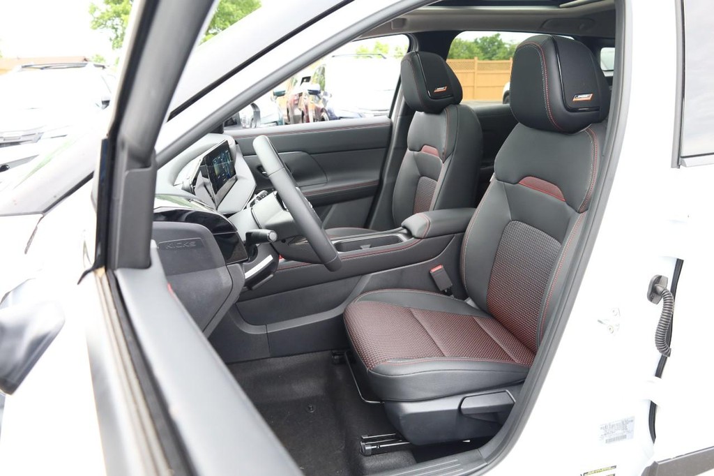Nissan Kicks Vehicle Image 08