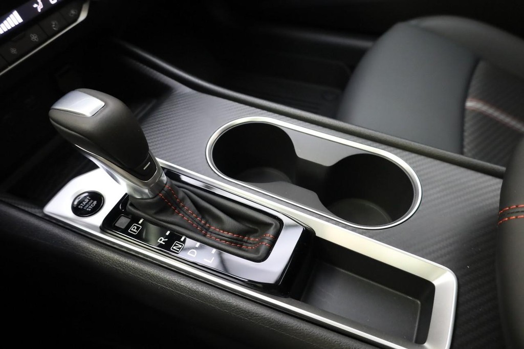 Nissan Altima Vehicle Image 15