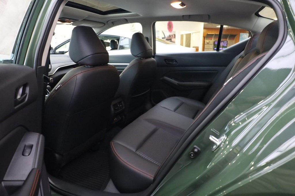 Nissan Altima Vehicle Image 19