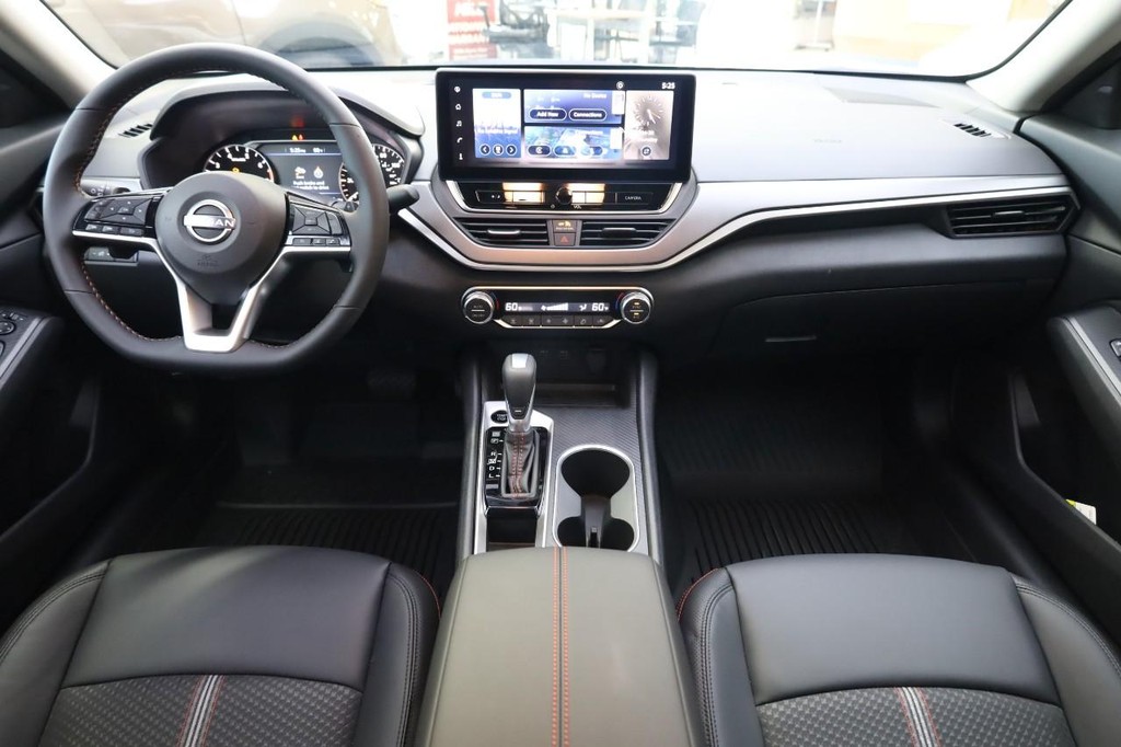 Nissan Altima Vehicle Image 21