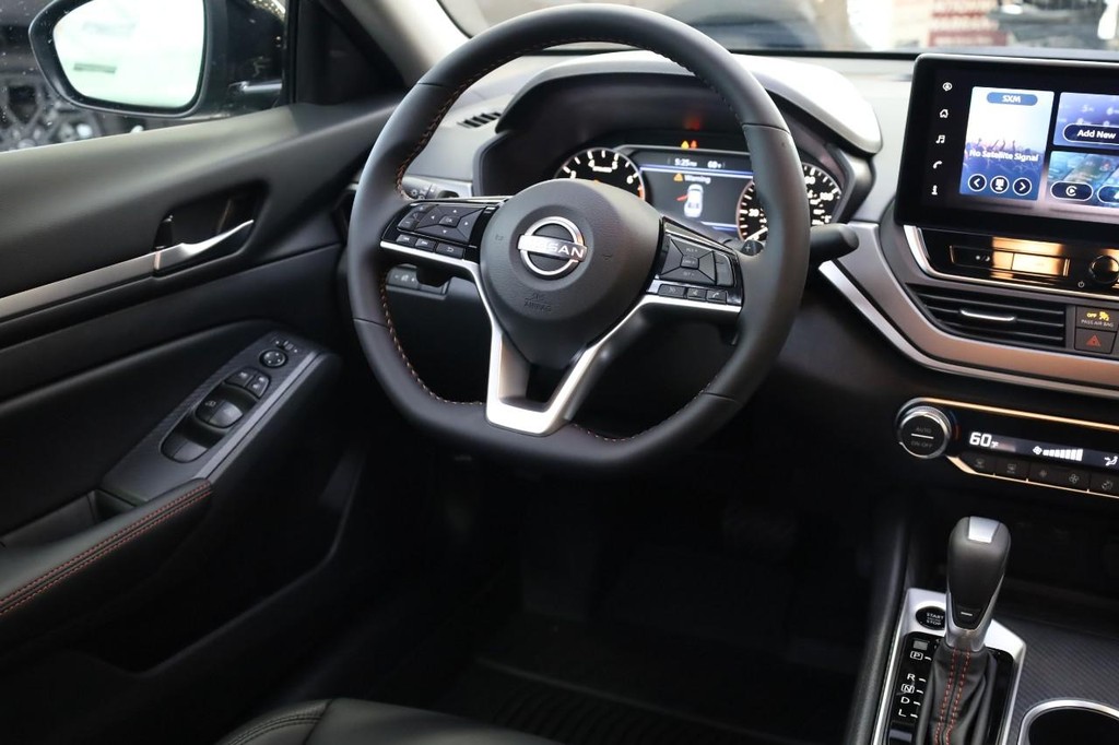Nissan Altima Vehicle Image 22