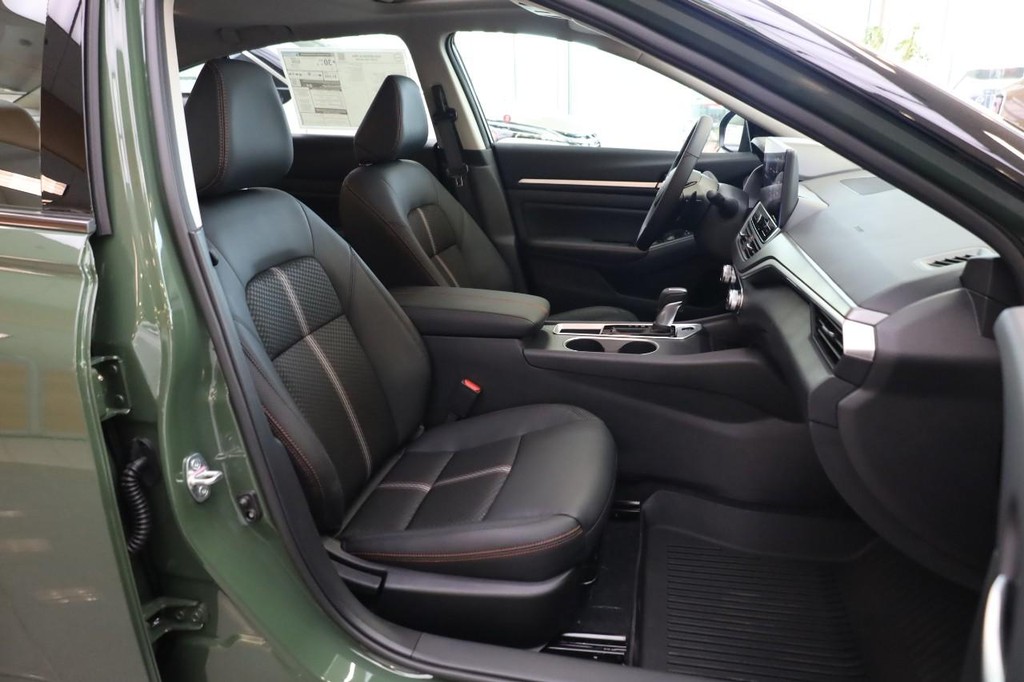 Nissan Altima Vehicle Image 23