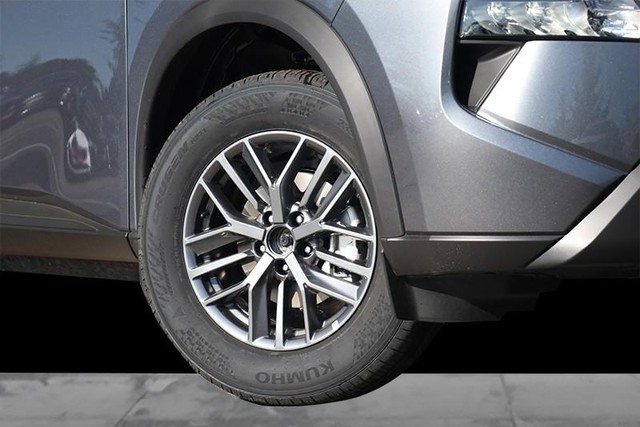 Nissan Rogue Vehicle Image 03