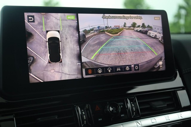 Nissan Pathfinder Vehicle Image 15