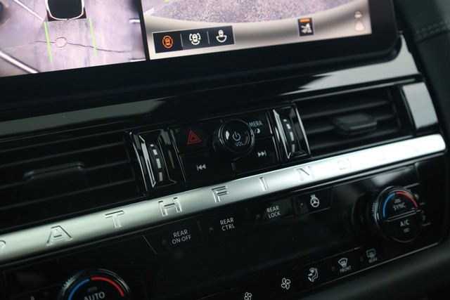 Nissan Pathfinder Vehicle Image 18
